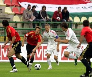 Koman Vladimir (labdával, fehérben) a spanyolok gyűrűjében a 2008-as U19-es Európa-bajnokságon Forrás: nso.hu