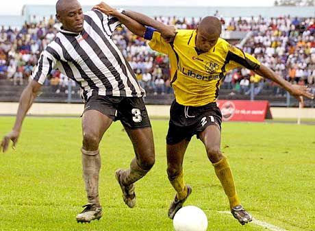 Thierry Issiémou (jobbra) most a debreceni vezetôket igyekszik meggyôzni harcos futballjával