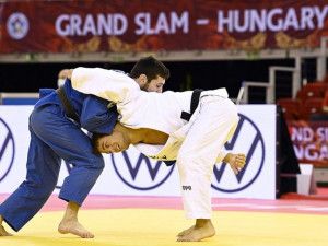 Naji Dávid (fehérben) „sportágtörténelmi” ötödik helyet ért el a budapesti Grand Slam-versenyen Fotó: MTI/Kovács Tamás