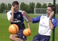 Meglehet, a Chelsea-nél nem José Mourinho (jobbra) ad utasítást Frank Lampardnak, hanem Roman Abramovics dirigál telefonon keresztül