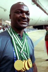 Roger Milla joggal büszke az érmeire