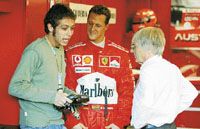 Nemcsak Michael Schumacher (középen), az F1 mindenható ura, Bernie Ecclestone (jobbra) is szívesen látná Valentino Rossit a cirkuszban