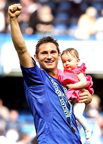 Frank Lampard futballista családban nôtt fel. A helyzet egyelôre úgy fest, hogy a Lampard nevet a ma még karonülô Luna viheti majd tovább, mint tehetséges nôi labdarúgó