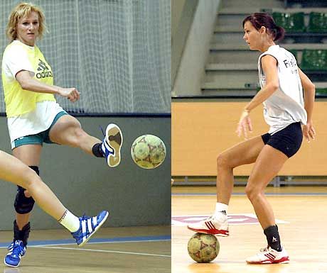 A tehetség univerziális: Radulovics Bojanának (balra) és Görbicz Anitának lábbal is engedelmeskedik a labda