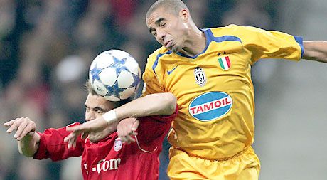 David Trezeguet (17) a szintén német Bayernnek kétszer köszönt be