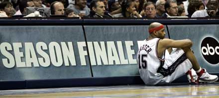 Amint a mellette lévő tábla is mutatja, a magába roskadt Vince Carter és csapata számára véget ért az idény