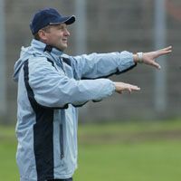 Nyugi, Bogesz, Kispesten végre meglesz az elsô gyôzelmünk – mintha ezt fejezné ki Détári Lajos kézmozdulata Bognár György felé (Fotók: M. Németh Péter)