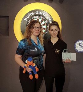 Vivien (jobbra) és a győztes holland Aileen de Graaf Fotó: Deutscher Dart-Verband