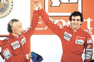 Niki Lauda (balra) kilenc évvel elsô vb-címe után, 1984-ben hódította meg utoljára az F1 trónját &#8211; képünkön akkori csapattársával, az akkor még csak ígéretes Alain Prosttal