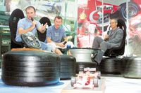 Wéber Gábor (jobbra) és Szabó Róbert szakértôként, a tévékamerák elôtt