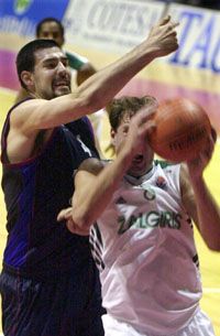 Egyenesen leny&ucirc;gözô statisztikája alapján senki sem mondaná meg, hogy Dávid Kornél (jobbra), a Zalgiris Kaunas centere újonc az Euroligában