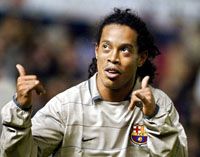 A derűlátó Ronaldinho szerint ha a Barca úgy futballozik, mint az elmúlt hetekben, két vállra fekteti a bajnoki címre törô Valenciát