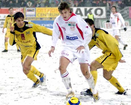 Cristian Cigan (fehérben) a meze miatt ugyan beleolvadt a havas környezetbe, ám a második soproni gólnál azért felhívta magára a figyelmet