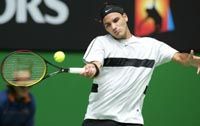 A nagy Roger Federer skalpjára vadászik az egész világ &#8211; más kérdés, hogy kizárólag a címvédô svájcin múlik, lesz-e olyan, aki képes ôt megszorítani