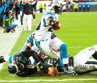 Foster (fehérben) képünkön éppen a Carolina második touchdownját éri el, és ezzel hatalmas szerepet játszik a Panthers sikerében