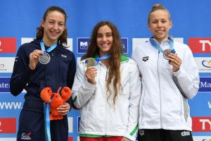 Szimcsák Mira (középen) aranyérmes lett Csehországban Forrás: musz.hu