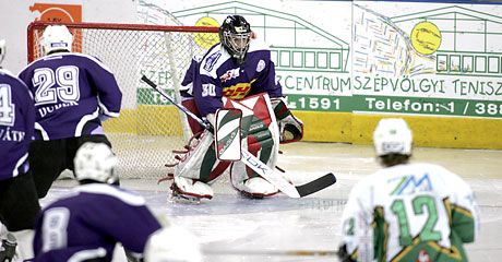 Marek Kleniart, az Újpest kapusát ezúttal nem kellett lecserélni ? ezúttal remekül védett, ráadásul a büntetôpárbaj hôse volt a találkozón