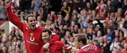 Amikor még szép volt az élet a Manchester számára: Giggs gólját ünnepli O'Shea és Phil Neville (fotó: Reuters)
