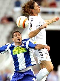 Sergio Ramos (jobbra) kiállítása végleg megpecsételte a gyengén rajtoló Real Madrid sorsát