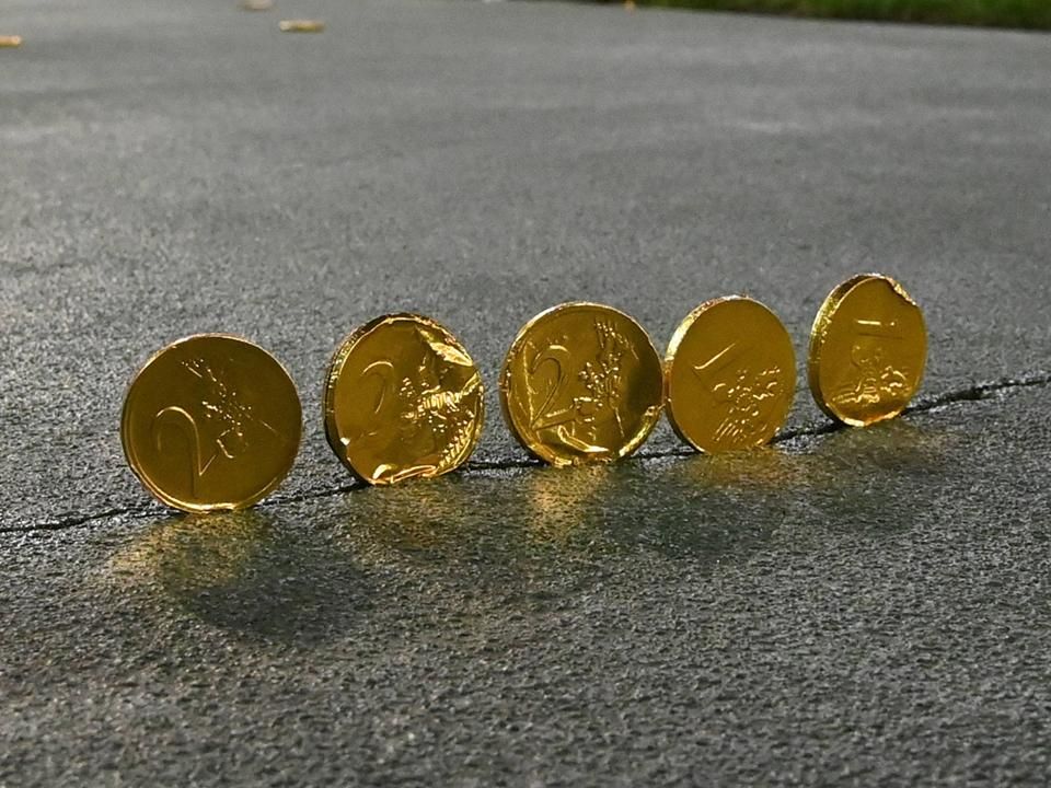 Ilyen, ehető euróérmék záporoztak a pályára (Fotó: Imago Images)