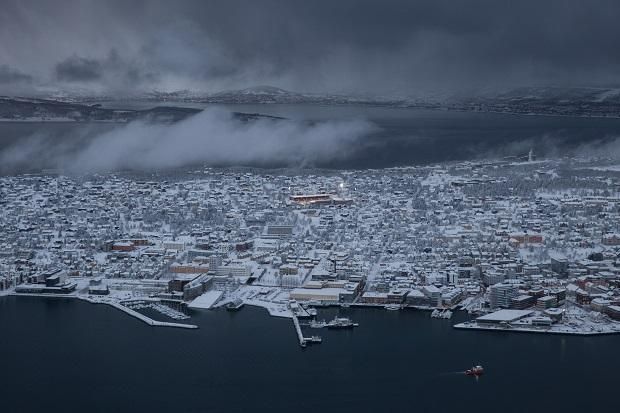 Mesébe illő városkép Tromsőről, világító stadionnal