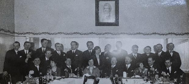 A Nemzeti Sport szerkesztőségi csapata az 1933-as jubileumi ünnepségen