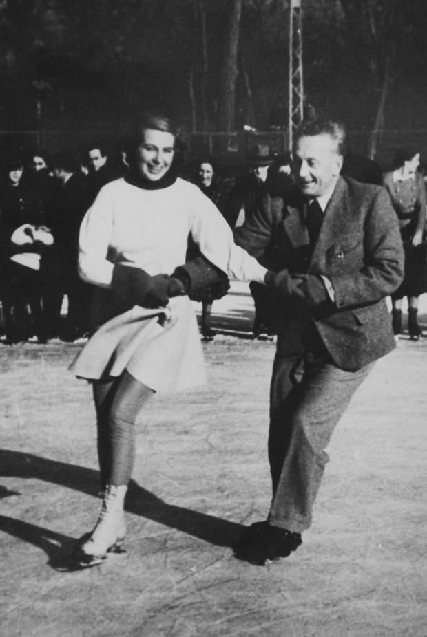1937: Imrédy Magda bajnoknővel a Városligetben korcsolyázva (Fotó: Képes Pesti Hírlap)