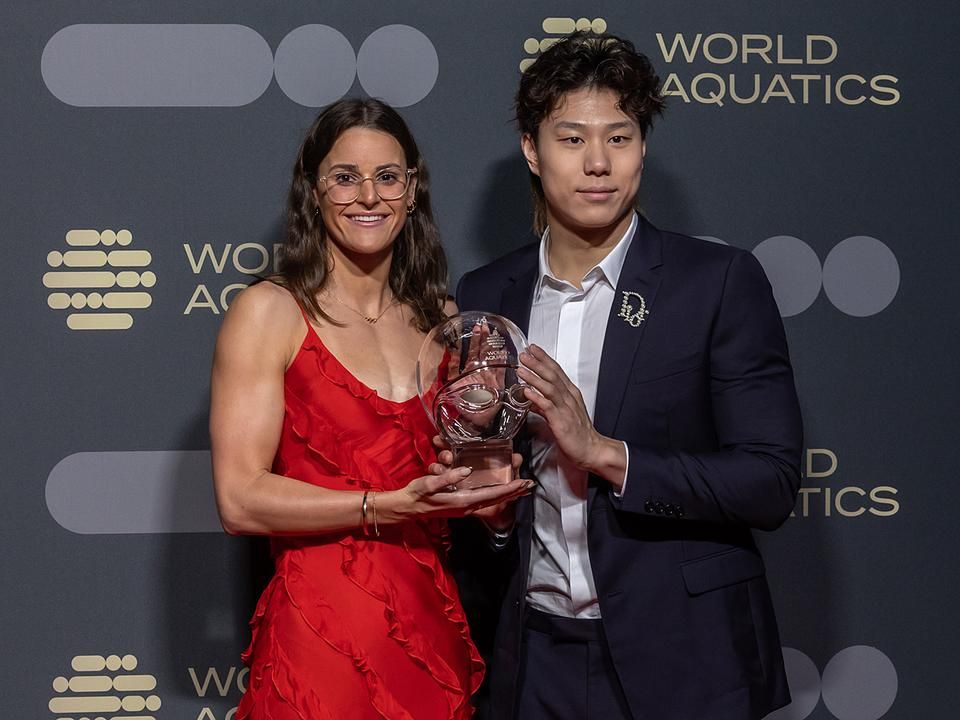 Kaylee McKeown és Csin Haj-jang a World Aquatics díjával (Fotó: Árvai Károly)