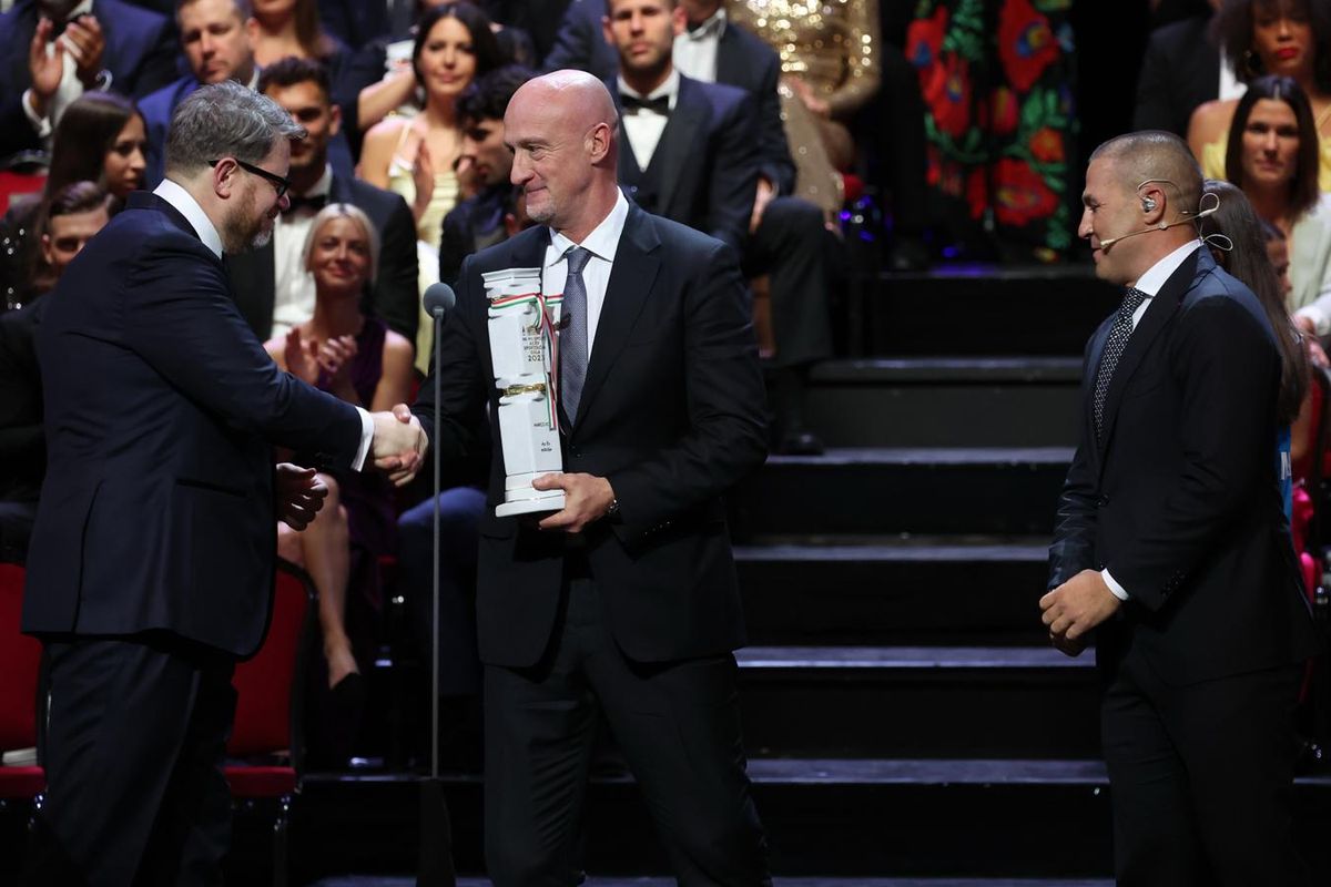 Az Év Edzője-díjat harmadszor elnyerő Marco Rossi Fabio Cannavaro mellett immár Szöllősi György MSÚSZ-elnöktől is mint honfitársától vehette át