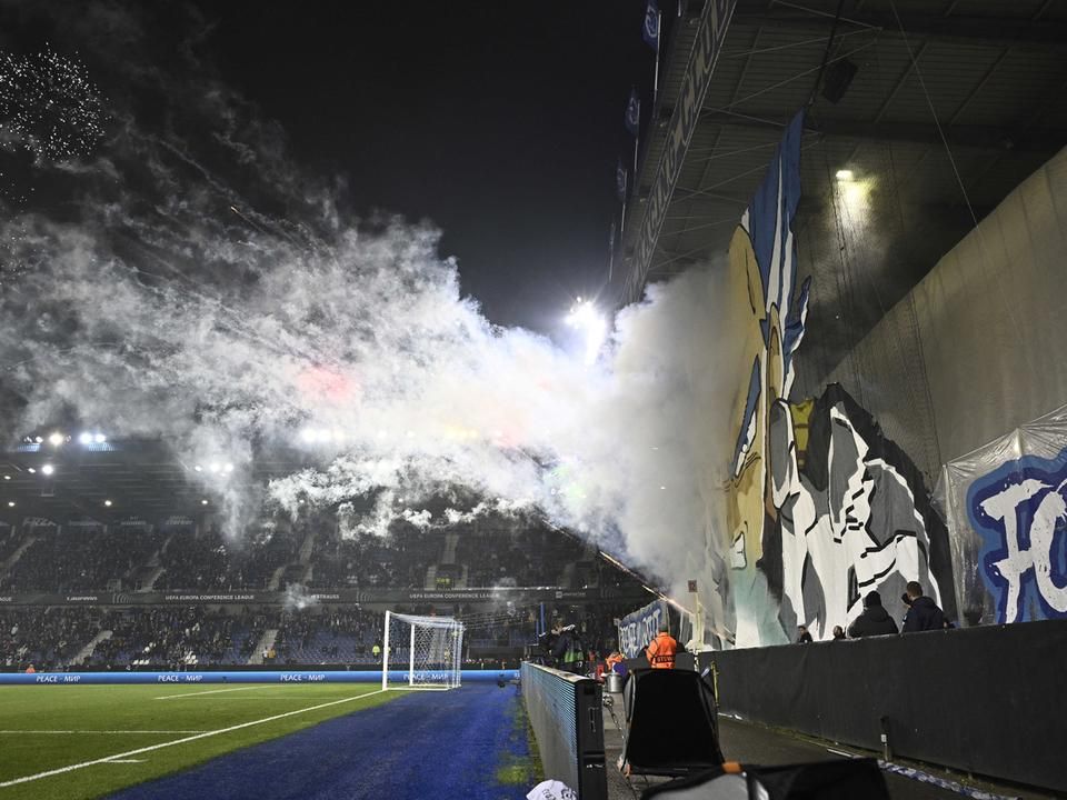 A kapu mögül lőtték a tűzijátékokat a hazaiak (Fotó: AFP)