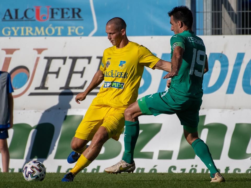 Szegi Vince (sárgában) és Csizmadia Zoltán párharca (Fotó: Fehér Ádám / Gyirmót FC Győr)