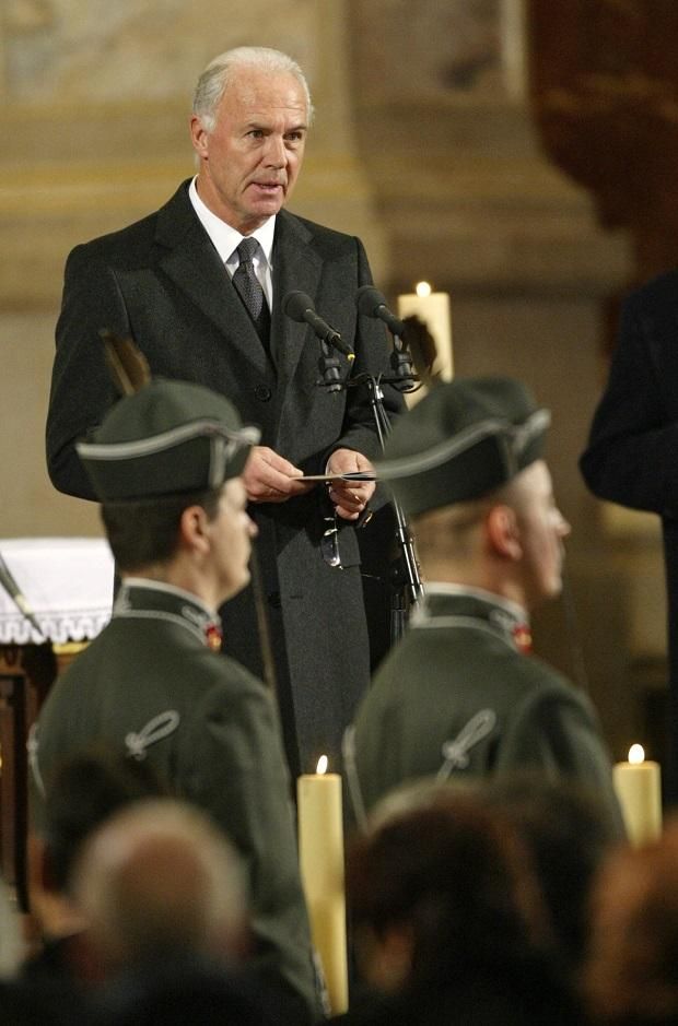 2006. december 9.: Puskás Ferenc gyászszertartásán a hívek könyörgését olvasva fel a budapesti Szent István-bazilikában (Fotó: AFP)