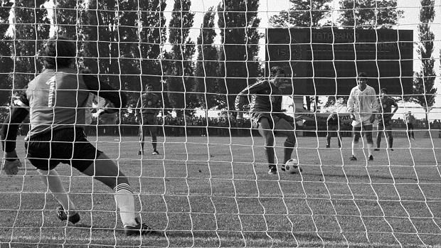1981: Gól Miguel Ángelnek a Tatabánya–Real Madrid (2–1) UEFA-kupa-mérkőzésen (Fotó: MTI)