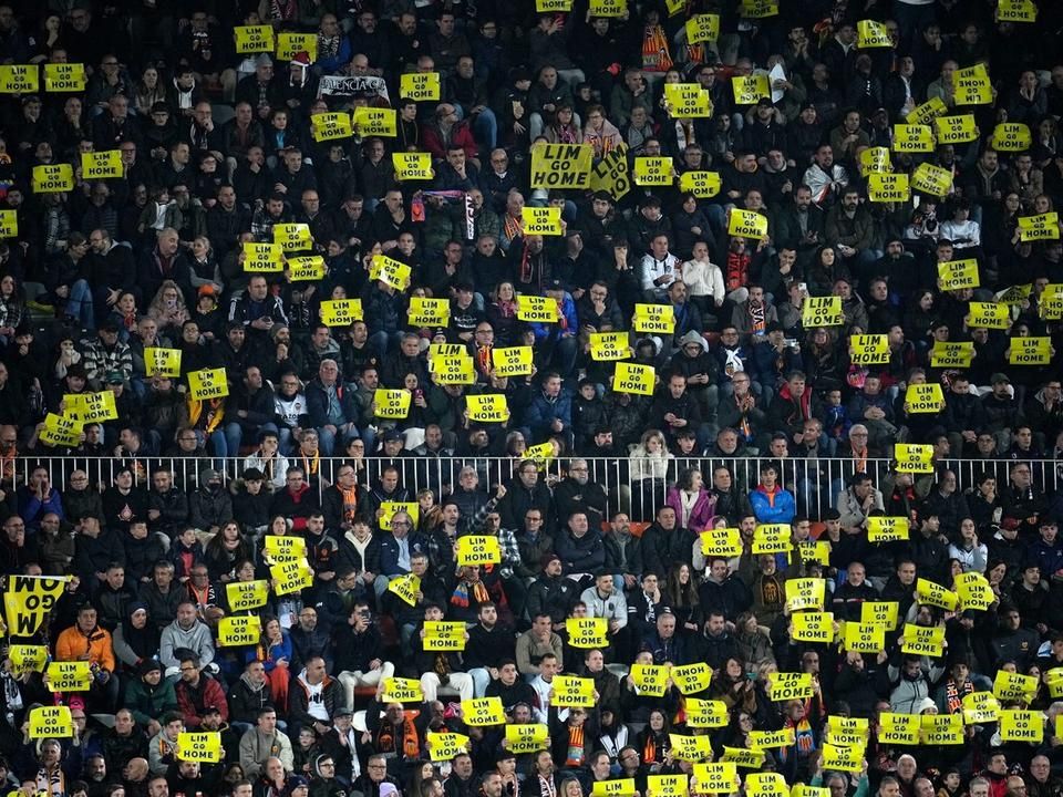 A Valencia szurkolói utat mutattak a klub szingapúri tulajdonosának (Fotó: Getty Images)