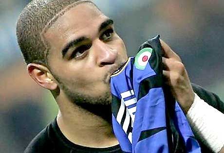 Adriano csókolja meg az Inter kék-fekete mezét. Ki tudja, lehet, hogy hamarosan a Real Madrid fehér szerelését emeli majd az ajkához