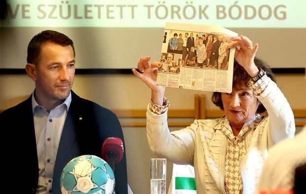 Az ünnepségen Ilyés Ferenc MKSZ-elnök és a korábbi Képes Sport-cikket mutató Ignácz Ilona (Fotó: Földi Imre)