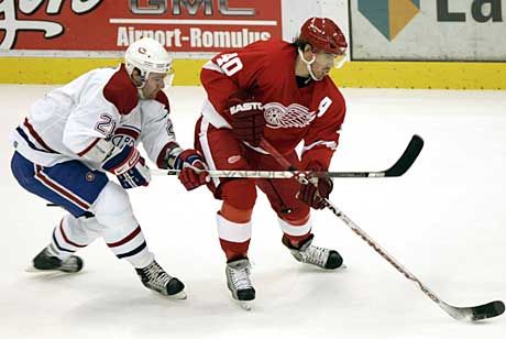 Christopher Higgins (Montreal Canadiens, balra) követi Henrik Zetterberget (Detroit Red Wings)