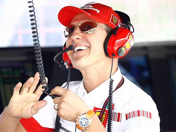 Michael Schumacher is autóba ül a barcelonai tesztelésen