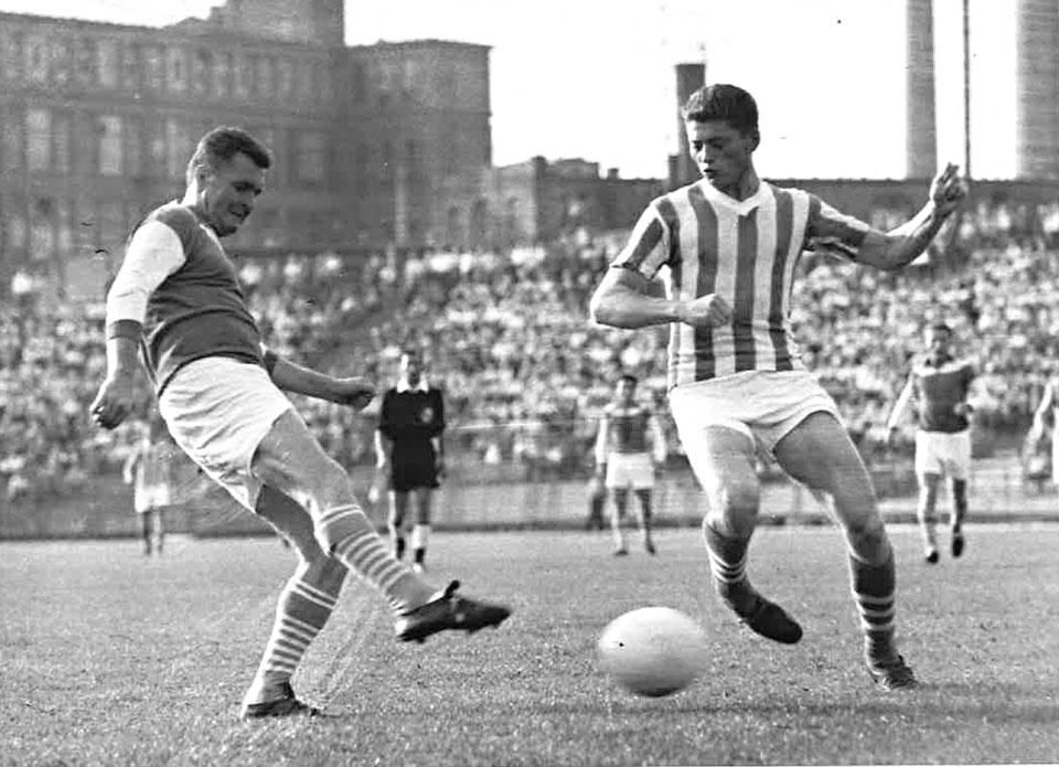 Szusza Ferenc 1960-ban a Tatabánya ellen – pályafutása vége felé is kihagyhatatlan volt a csapatból (FOTÓ: NEMZETI SPORT)