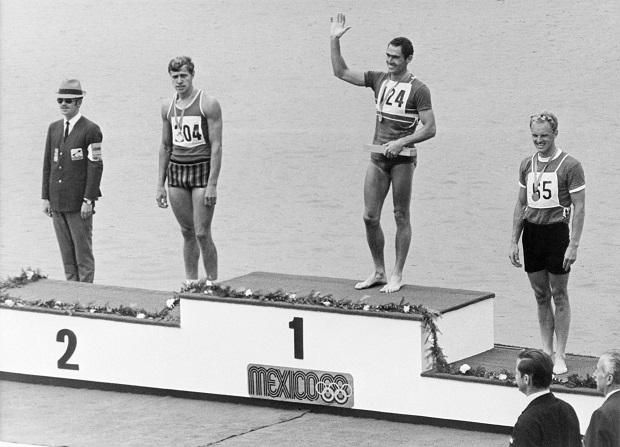 1968. október 25., Xochimilco: Hesz Mihály az olimpiai dobogó felső fokán, az ezüstérmes Alekszandr Saparenko és a bronzérmes dán Erik Hansen között (Fotó: MTI)