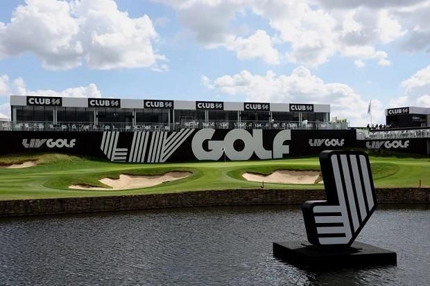 2023-ban tizennégy különböző versenyhelyszínen lehetett látni a LIV Golf-sorozat fekete-fehér logóját