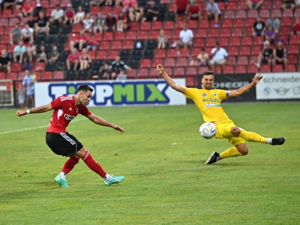 Szabó Máté nem szorította le eléggé a labdát (Fotó: Kurdi József/PMFC)