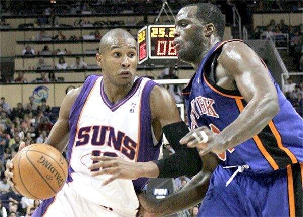 Harmadik egymás utáni mérkőzésén kapott ki New York Knicks, amelyet ezúttal a Phoenix Suns győzött le. Leandro Barbosa (Phoenix, balra) tör be Malik Rose (New York) mellett