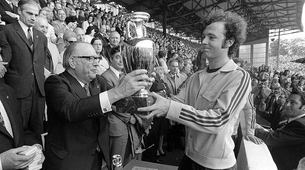 1972. június 18.: az NSZK nyerte meg a labdarúgó Európa-bajnokságot, miután a döntőben 3–0-ra lelépte a szovjet válogatottat. A mérkőzés után Beckenbauer csapatkapitányként vette át a trófeát Gustav Wiederkehr UEFA-elnöktől (Fotó: Twitter)