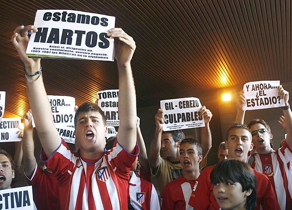Tüntető Atletico-szurkolók adtak hangot felháborodásuknak Fernando Torres eladása miatt