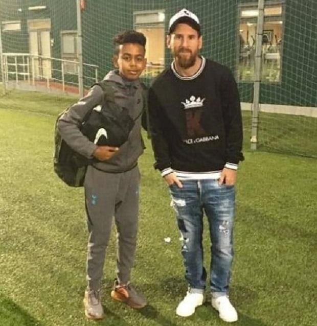 Féltve őrzött közös fotó a klub ikonjával, Lionel Messivel