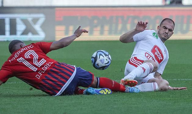 Driton Camaj (fehérben) a 11. percben vezetéshez juttatta a Kisvárdát a Fehérvár FC ellen, ám a hazaiak fordítottak és megnyerték a mérkőzést (Fotó: Török Attila)