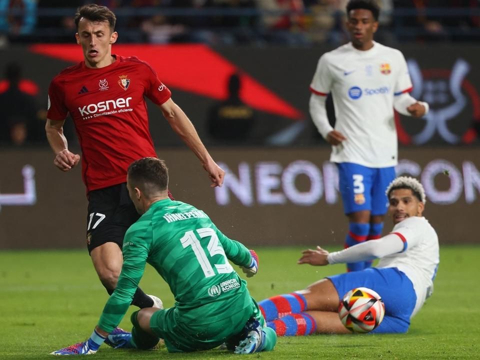 Az Osasuna horvát csatára Ante Budimir (pirosban) járt a legközelebb a gólszerzéshez az első félidőben (Fotó: AFP)