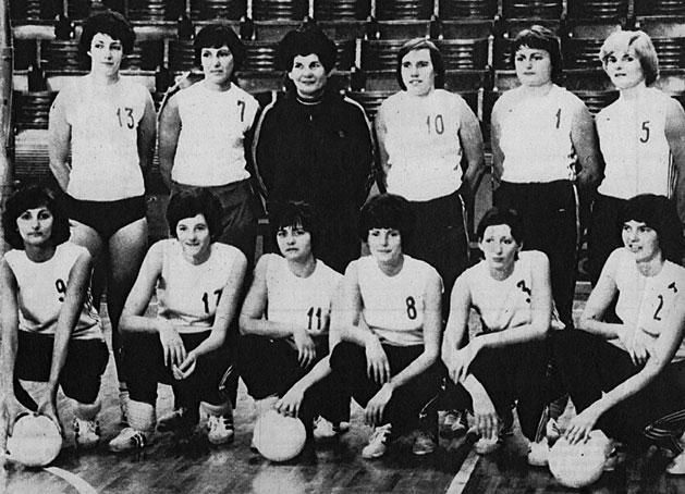Kotsis Attiláné játékosai körében 1975-ben (Fotó: Képes Sport)