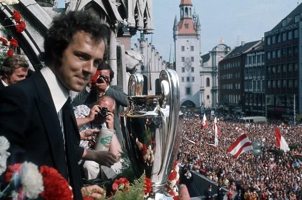 1975: a másodszor is elhódított BEK-trófeával a müncheni városháza erkélyén, talán már a következő évi triplázásra gondolva (Fotó: Imago Images)